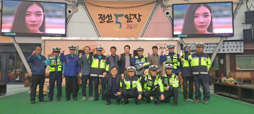 260329(일)사진자료(정선신협, 정선군모범운전자회에 후원물품 전달).png