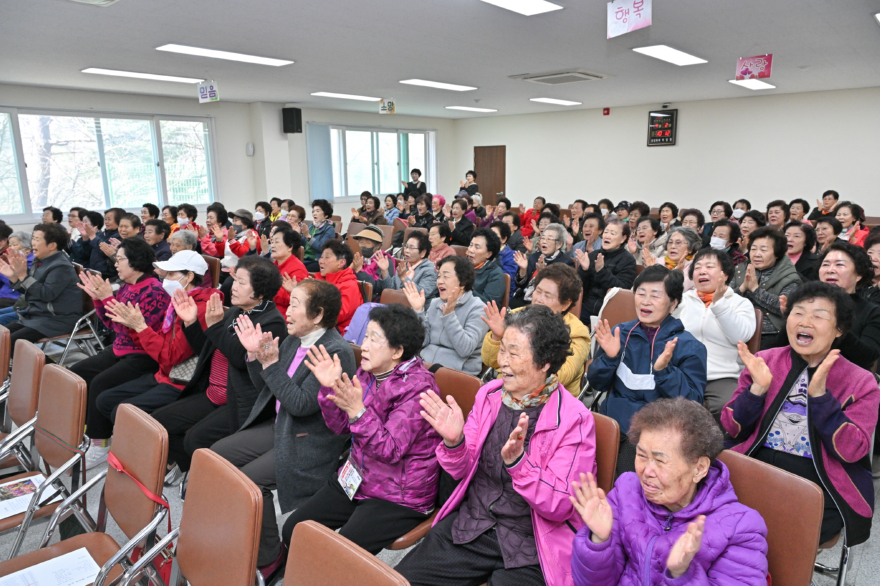 260408(수)사진자료(정선군, 어르신 평생학습 지원 위한 경로대학 운영 확대_고한경로대학 개강식) (1).jpg