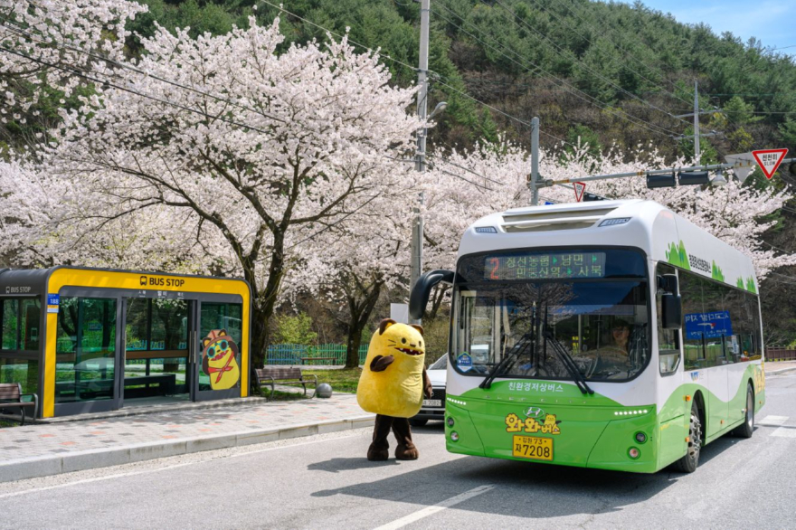 중톱사진-260422(수)사진자료(정선군, 와와버스 AI 기반 수요·이동패턴 분석 시스템 개발 착수_남면무릉공원 정류장 사진) (1).jpg