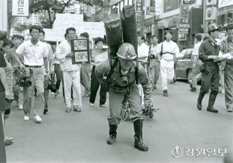 성희직 갱목시위.jpg