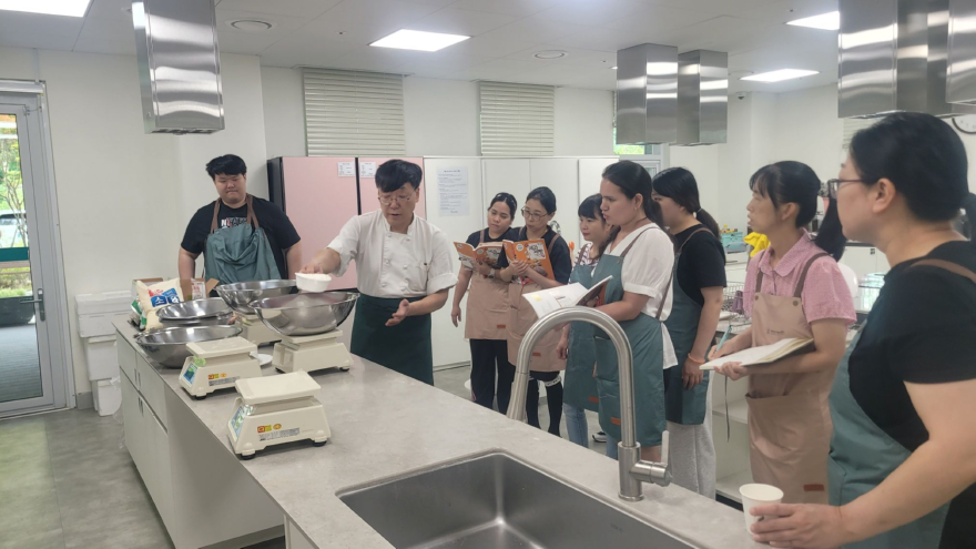 260629(월)사진자료(정선군 가족센터, 결혼이민자·다문화가족 자립 역량 키우는 제과·제빵기능사 양성과정 운영) (2).jpg