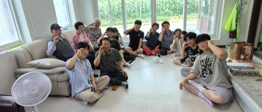 260708(수)사진자료(정선 여량고 학생들, 여량4리 경로당 방문해 스마트폰 교육 및 경로효친 실천).jpg