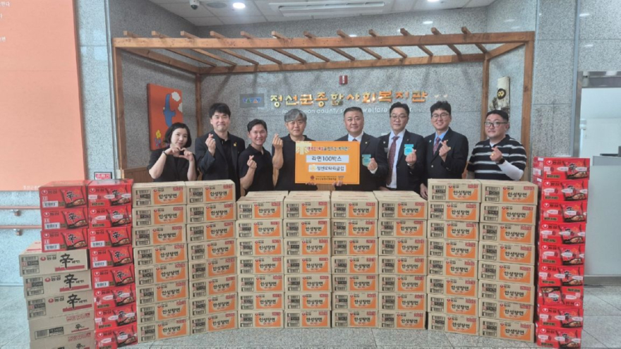 260715(수)사진자료(정선로타리클럽, 정선군종합사회복지관에 라면 100박스 전달 이웃과 함께하는 따뜻한 나눔 실천).jpg