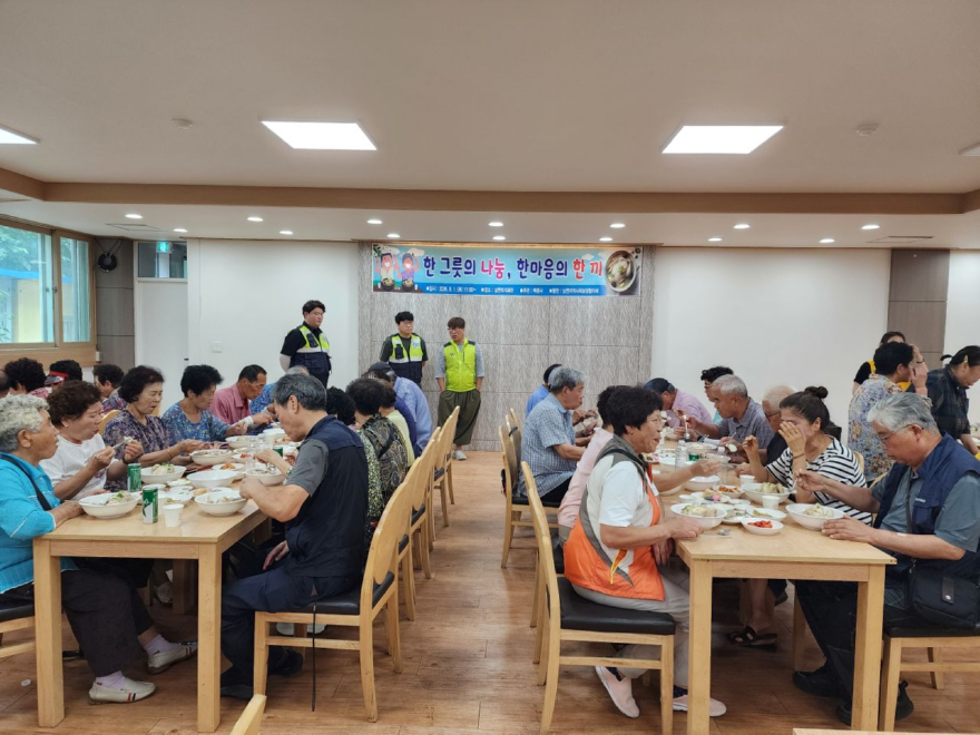 260802(일)사진자료(자미원 백운사 어르신 건강 기원 삼계탕 나눔 ‘복지사각 지대 발굴 캠페인도 함께 추진’) (2).jpg