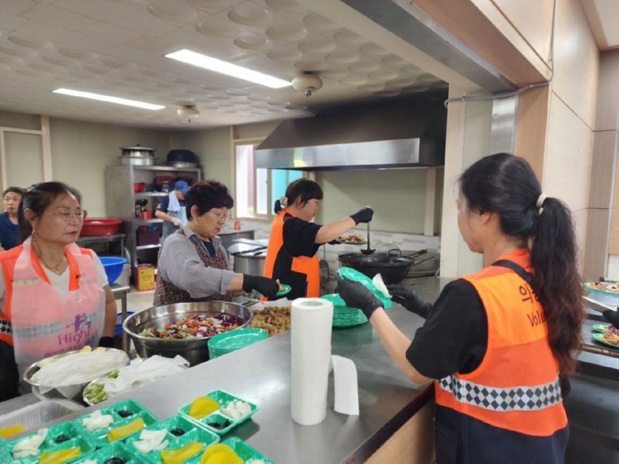 260830(일)사진자료(정선 남면남여의용소방대, 사랑의 짜장면 나눔으로 지역사회에 온기) (2).jpg