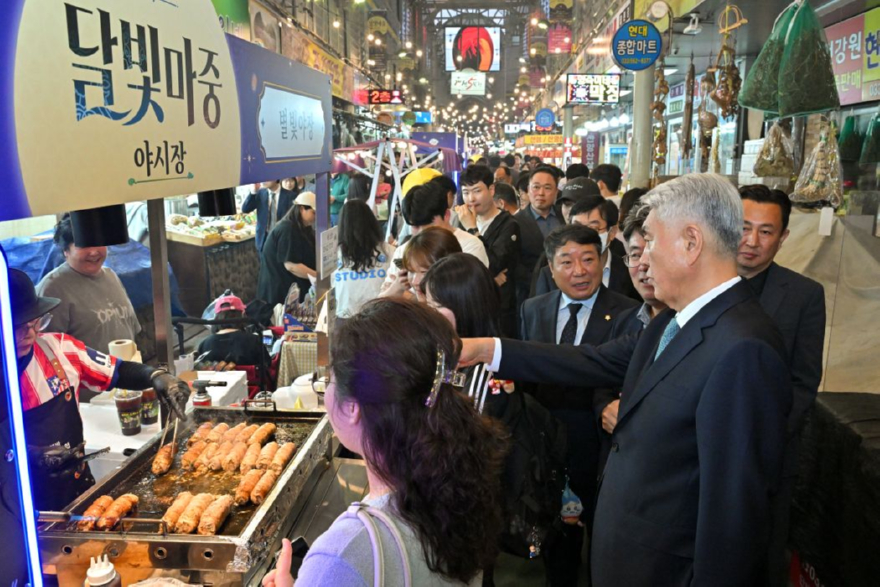 35% 정선아리랑시장 ‘달빛마중 야시장’ 개장식… 개최 가을밤 시장에 활력 넘쳐) (1).jpg