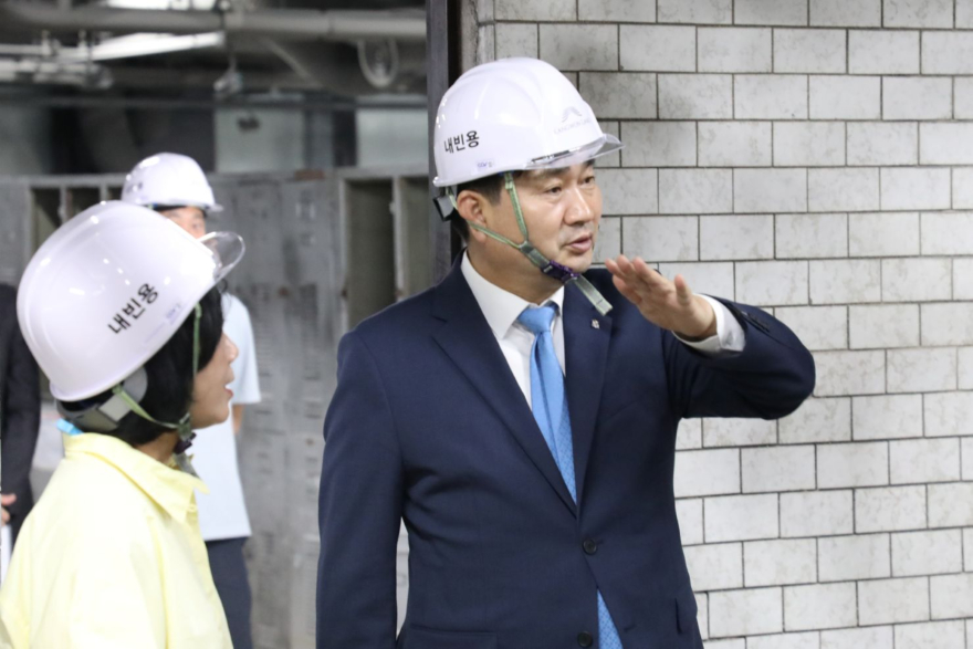 (강원랜드)  M650 박물관마무리 공사현장을 둘러보고 있는 김도균 강원랜드 대표이사.JPG
