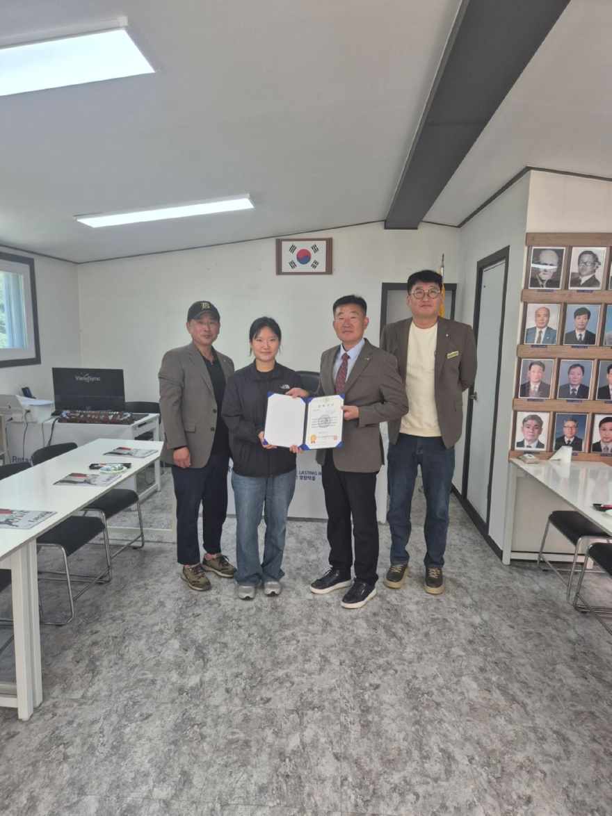 260916(수)사진자료(국제로타리3730지구 고한로타리클럽, 장학사업 일환 대학생 장학금 전달).JPG