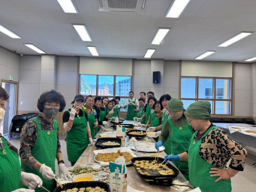 260922(화)사진자료(새마을지도자정선군부녀회, 추석맞이 이웃 사랑 송편 나누기).jpg