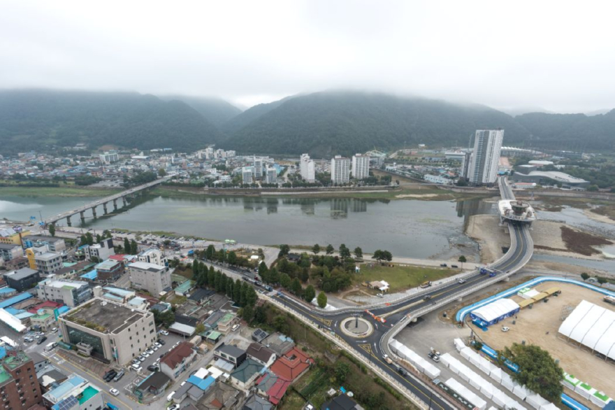 260929(화)사진자료(정선군, ‘정선의 새로운 길 잇는 아라리교 공사 박차’ 아리랑제 맞춰 보행로 연다) (1).jpg