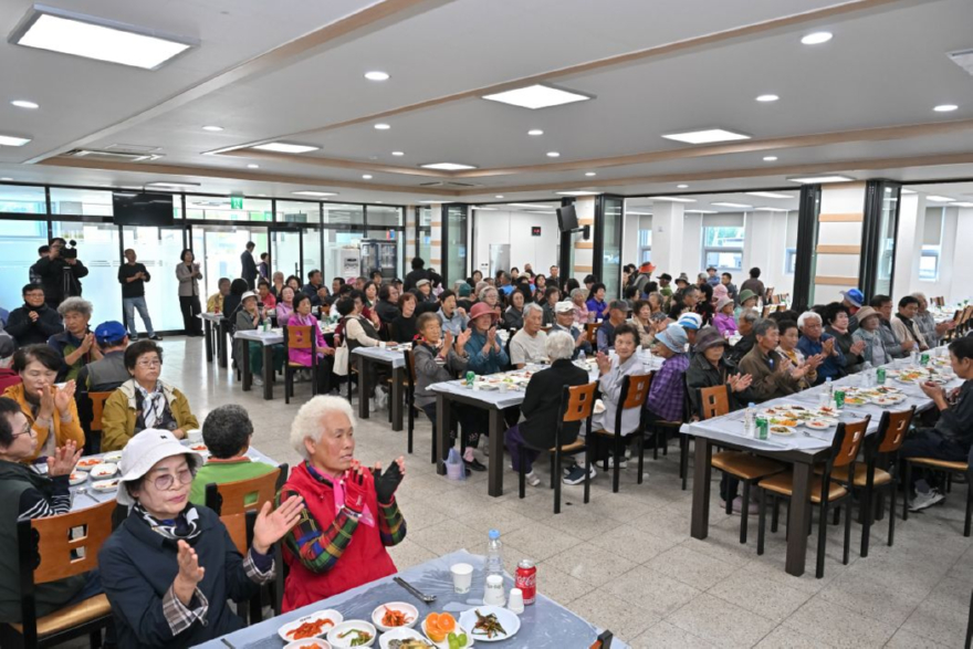 261013(화)사진자료(정선 여량면 새마을부녀회, 지역 어르신 경로잔치 개최) (1).jpg