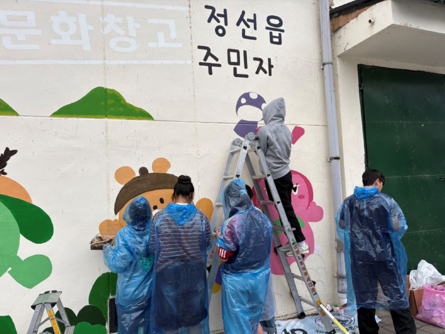 261025(일)사진자료(정선군청소년수련관 청소년운영위원회  지역사회 환경개선 벽화그리기 봉사활동 진행) (2).jpg