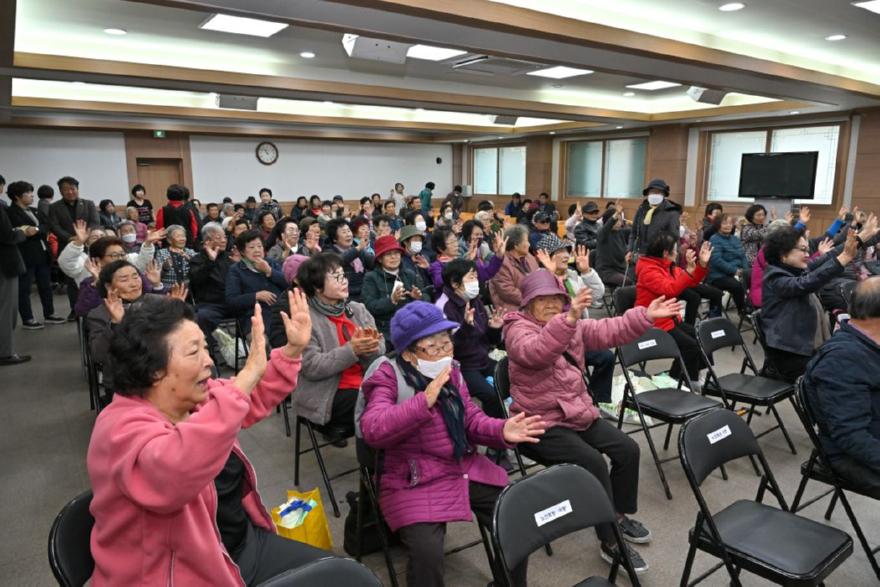 js20261029(신동읍 경로잔치)-2(J91_0315).jpg