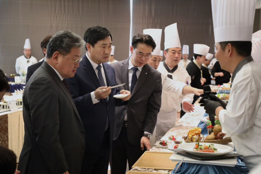 강원랜드 하이원리조트 동계 성수기 메뉴 품평회에서 김도균 대표이사(왼쪽 두번째)와 유정배 부사장(사진 왼쪽 첫번째).jpg