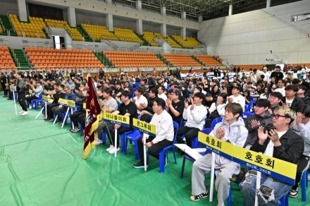“동문들아 모여라… 추억은 교실에, 웃음은 체육관에”