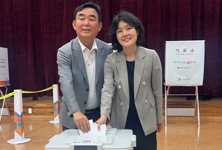 “최철규 정선군수 후보·배우자 이경희 씨 사전투표 참여”