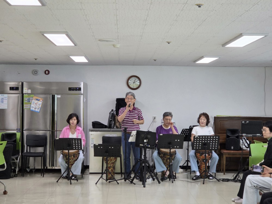 북소리 따라 번진 웃음…손풍금에 실어 보낸 스무 해의 축하
