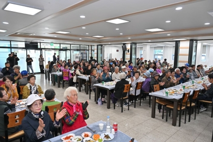 여량면 새마을부녀회 경로잔치…어르신 500여 명에 음식 대접
