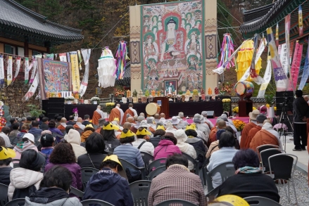 단풍 물든 정암사, 기도와 추모로 산문 열다