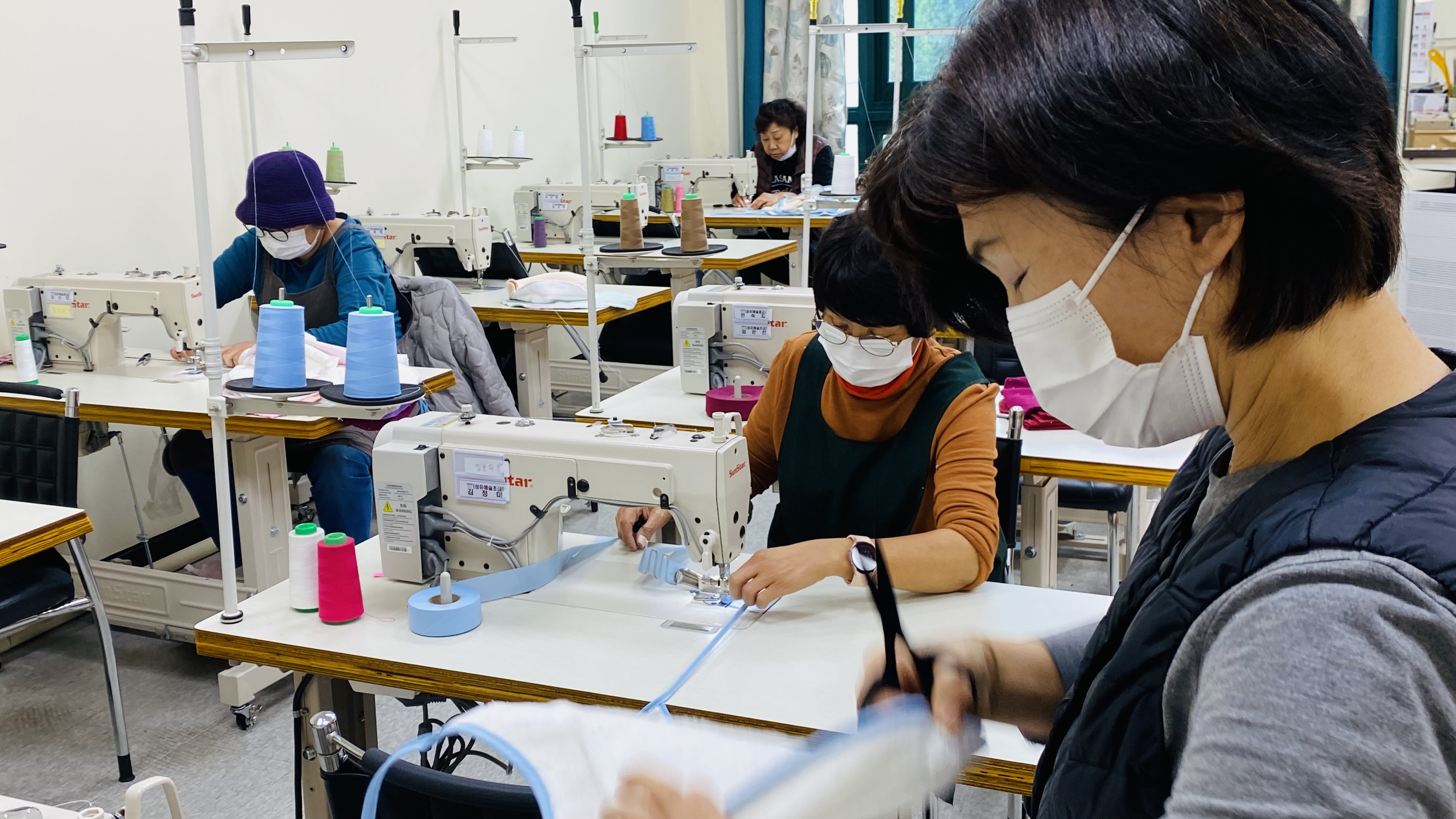 정선군종합사회복지관, 친환경 자조모임 제작 턱받이 전달
